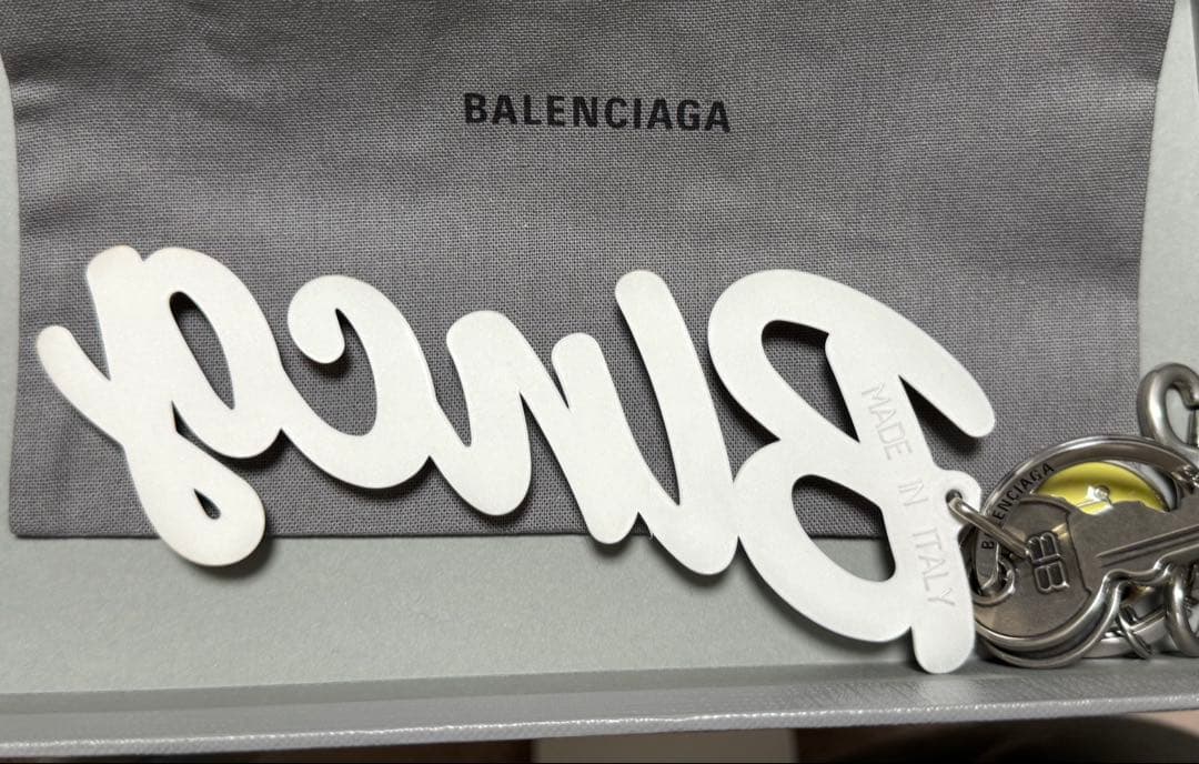 BALENCIAGA バレンシアガ　ロゴチャーム
