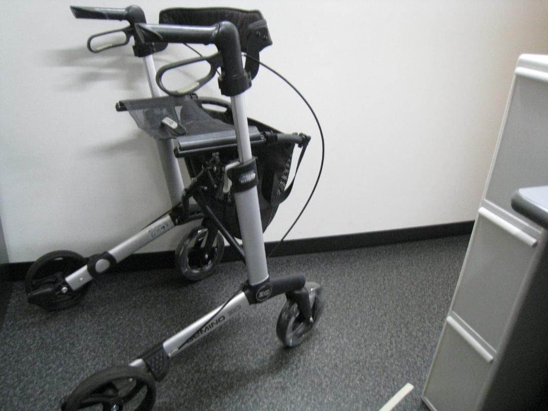 ハンディウォークＬ　GEMINO 30 歩行器 歩行車 パラマウントベッド ②