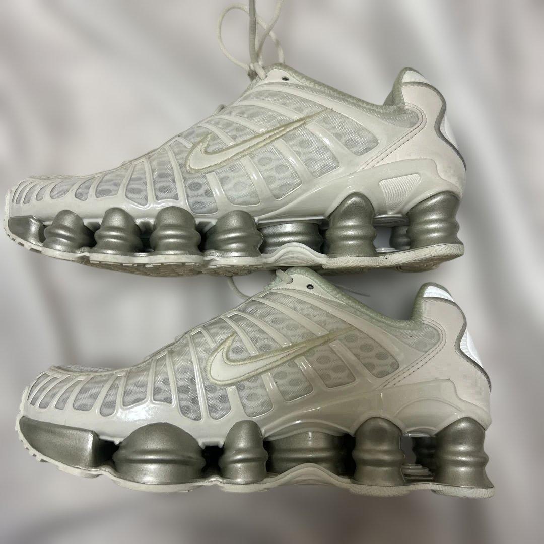 Nike Shox ホワイト/シルバー スニーカー