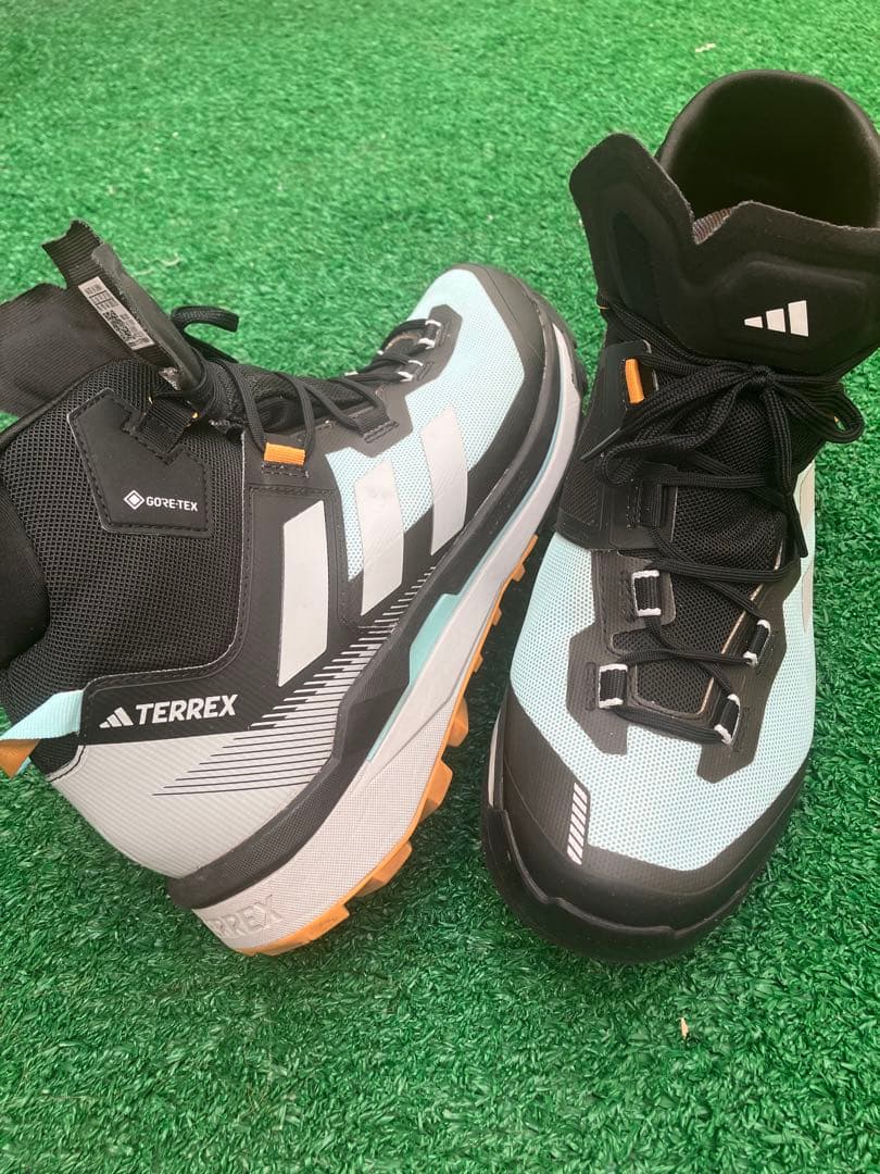 美品アディダススノトレ28.5