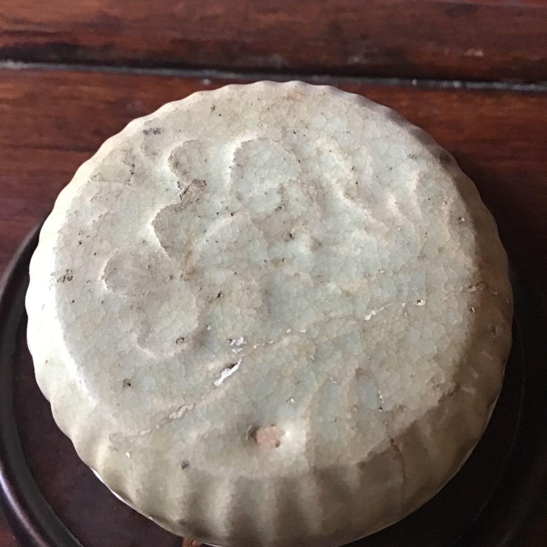 宋　青白磁　陽刻花　香合