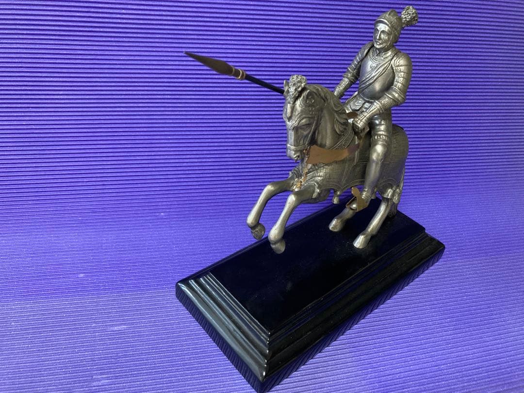 中世の馬上装甲騎士