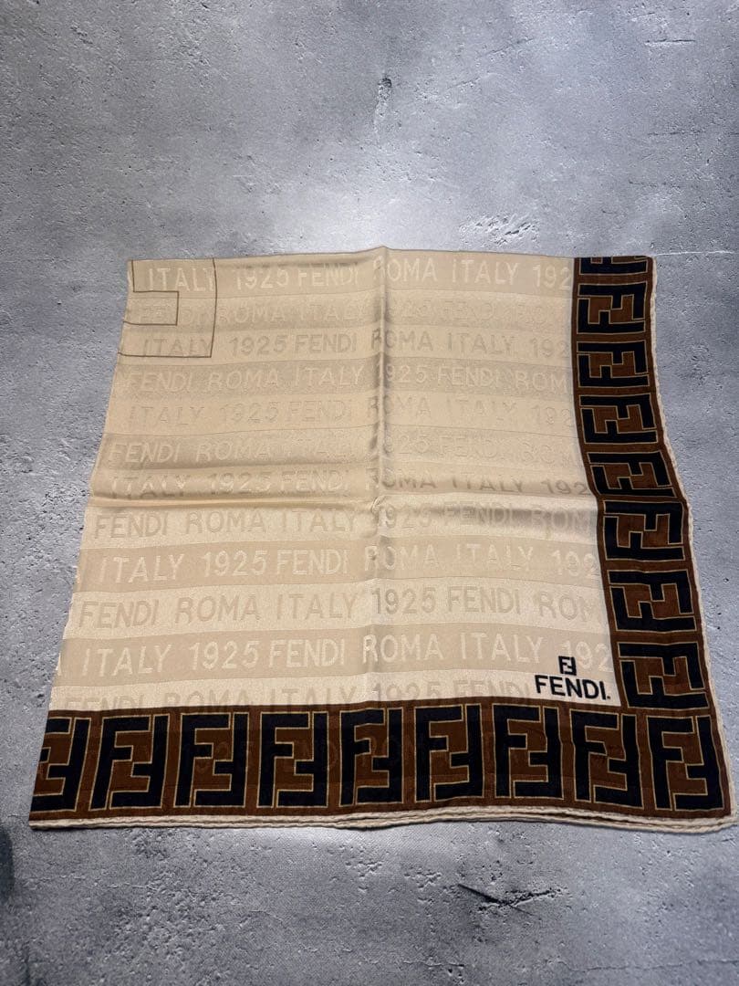 FENDI ロゴプリント シルクスカーフ 大判 約85cm x 85cm