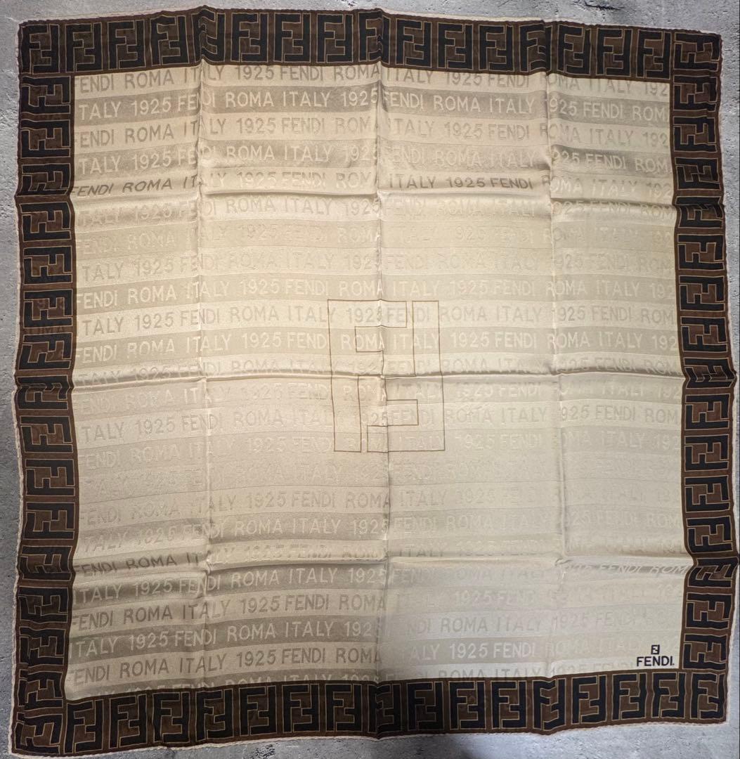 FENDI ロゴプリント シルクスカーフ 大判 約85cm x 85cm