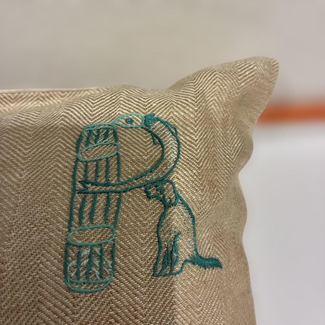 HERMES 刺繍 クッション 麻　30cm x 30cm