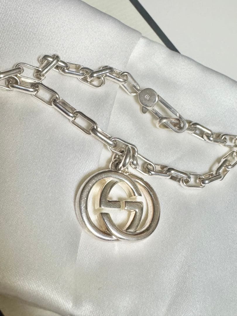 GUCCI シルバーブレスレット ロゴチャーム付き