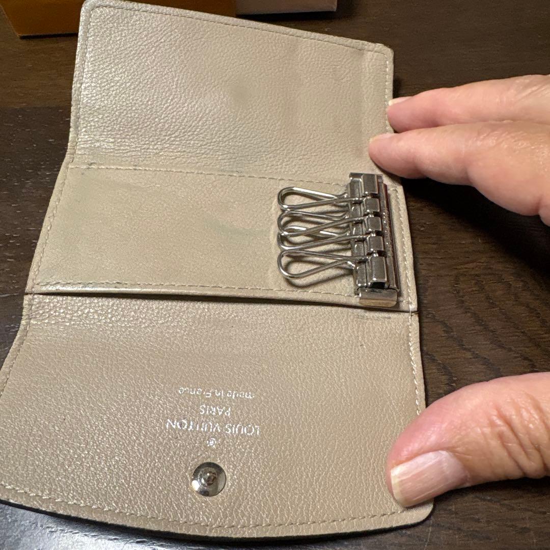 LOUIS VUITTON ベージュ レザー キーケース