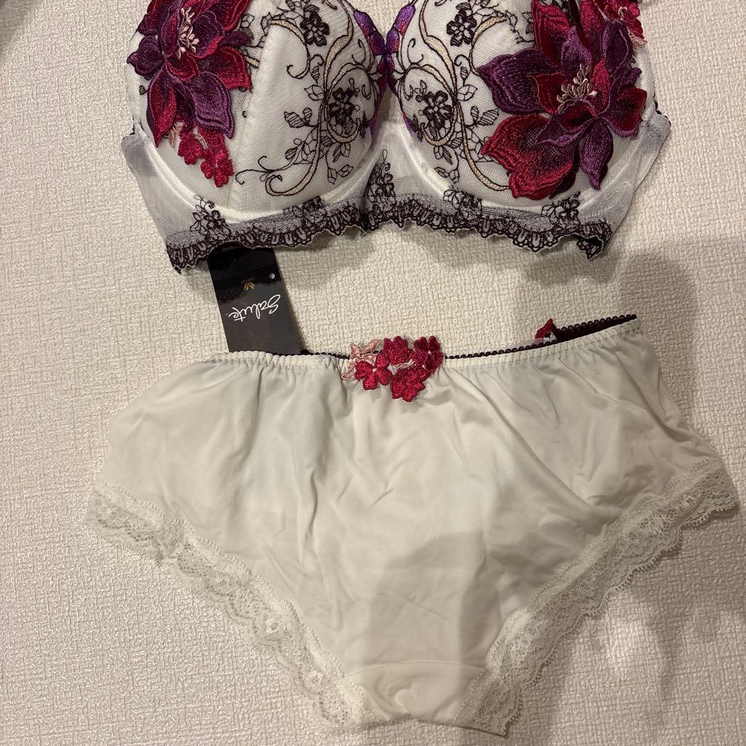 ワコール　サルート　花柄刺繍ブラジャーショーツセット　F65