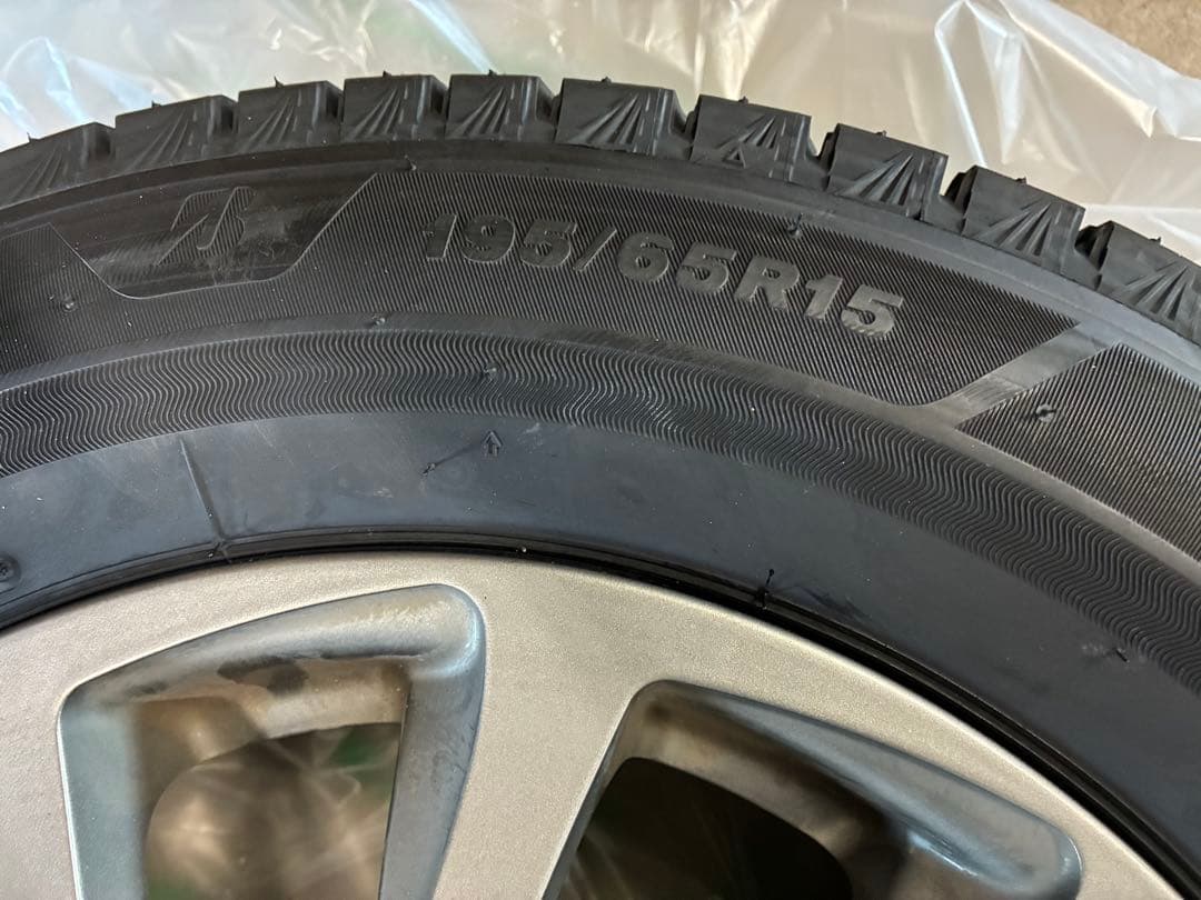 BLIZZAK VRX3 インチ スタッドレスタイヤ　195 65R 15