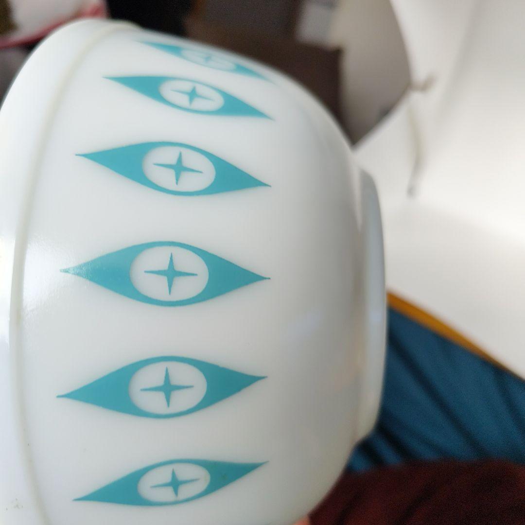 パイレックス　アトミックアイズ　Atomic eyes 青色の目模様の白いボウル