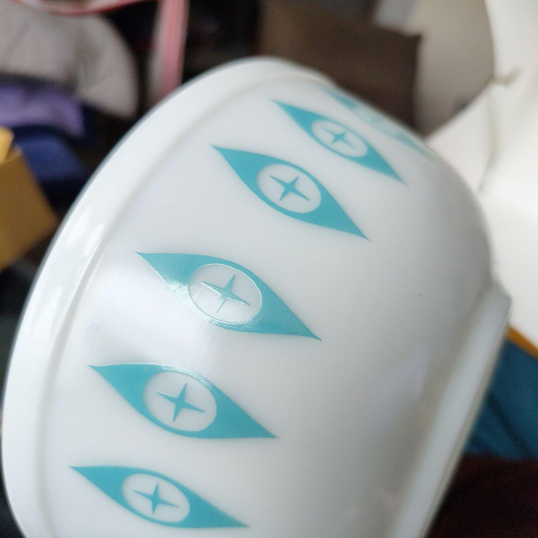 パイレックス　アトミックアイズ　Atomic eyes 青色の目模様の白いボウル