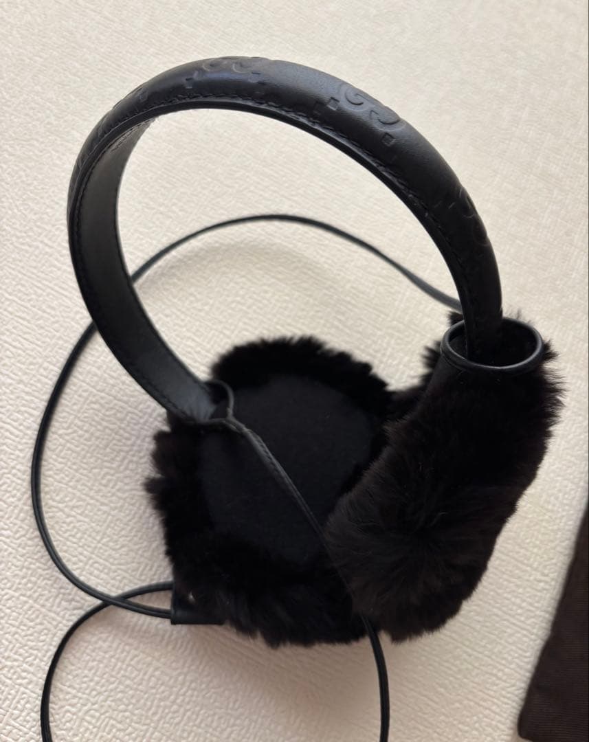 美品 GUCCI ブラックファーイヤーマフ 収納袋付き