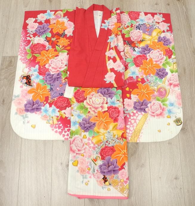 七五三やお祝い着 四つ身 ７歳 女の子 振袖 着物 白赤色系4513【中古】