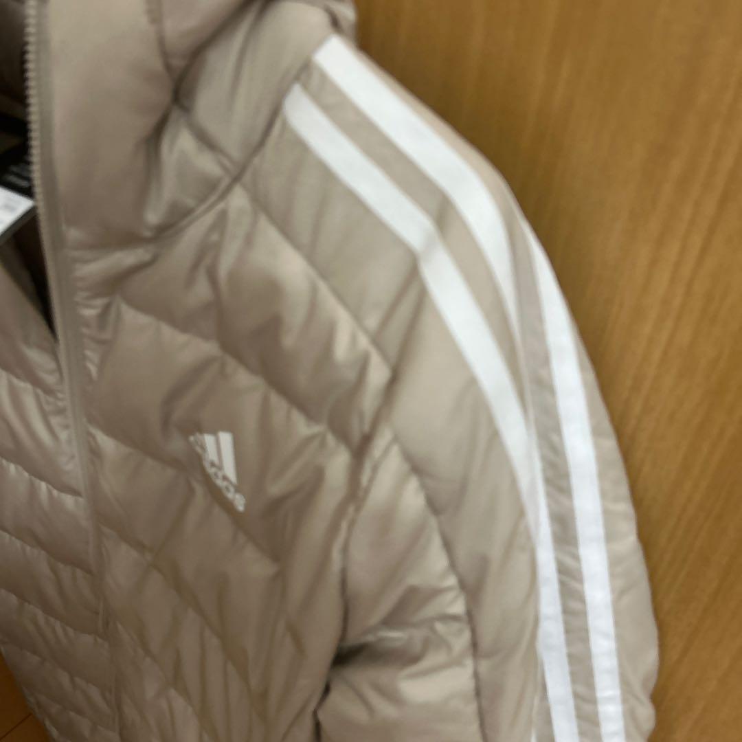 adidasダウン＆フェザー腰丈ベージュM〜L定価17.000円30分着用のみ