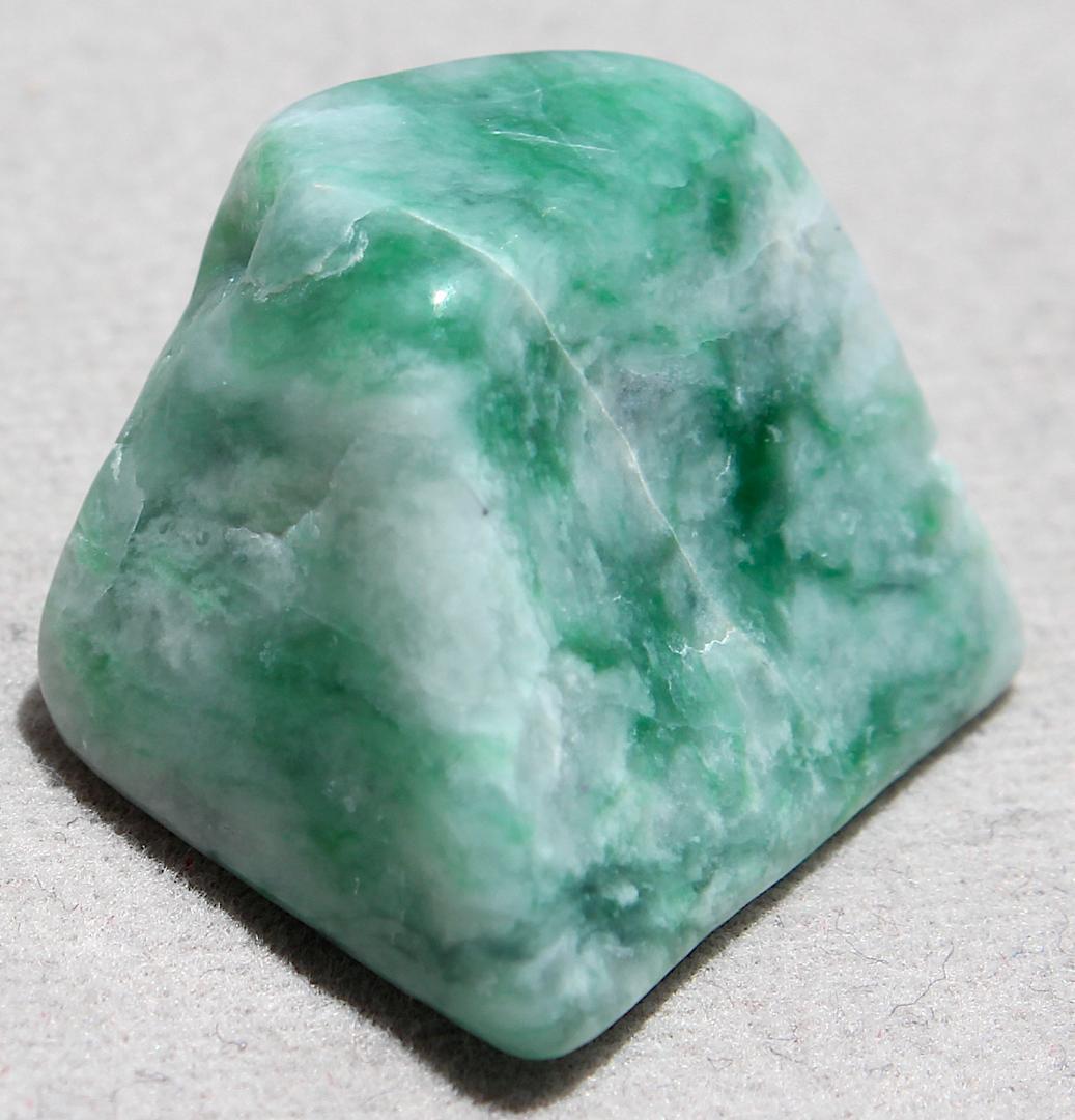 ［お菓子みたいな美翡翠］糸魚川翡翠 原石 タンブル 8.9g