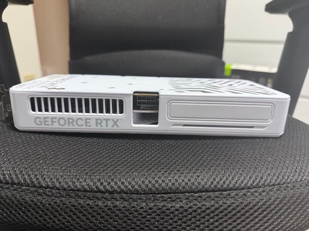 グラフィックボード・グラボ・ビデオカード Palit GeForce RTX 5060 Ti White OC 16GB