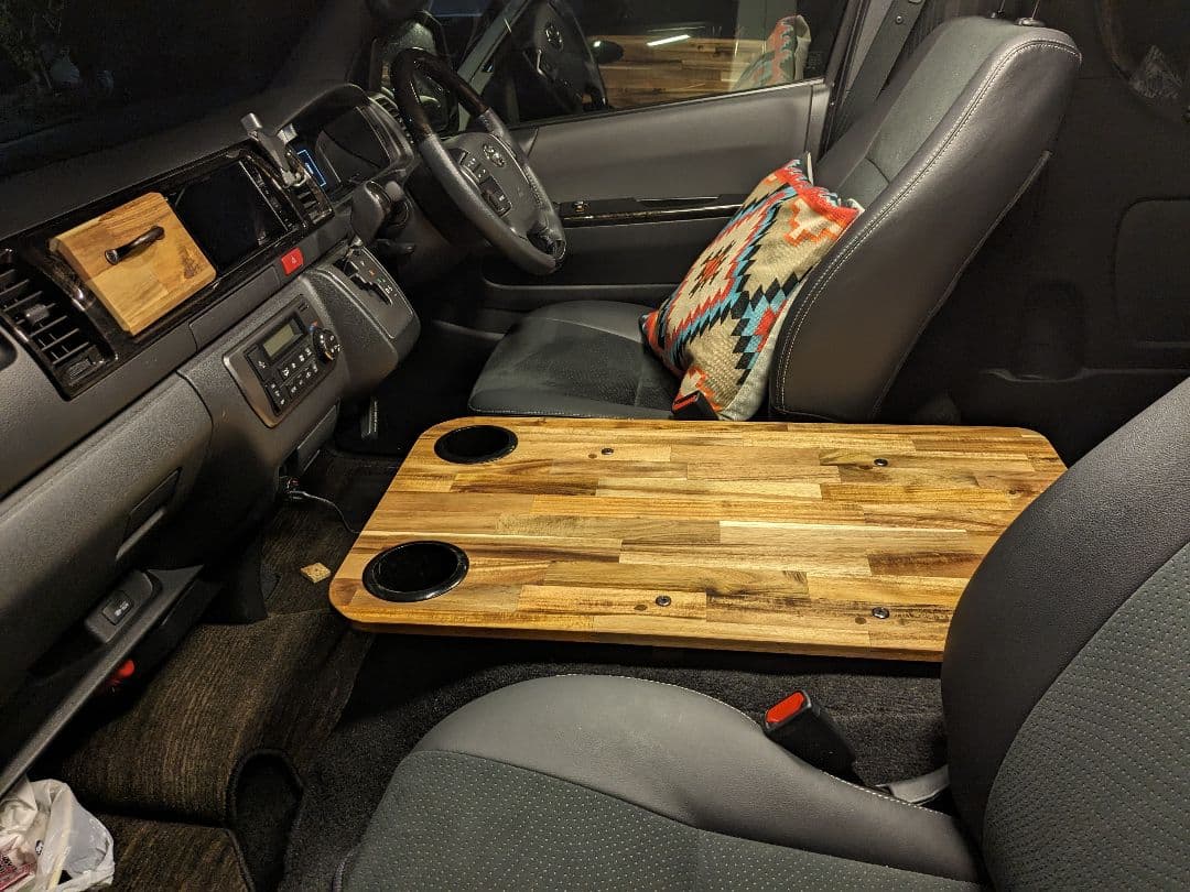 ハイエース　センターコンソールテーブル　車中泊　キャンプ