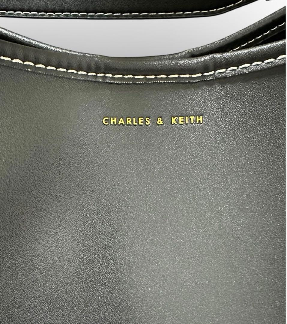 人気No. 1★美品　Charles&Keith ライラチューブラートート