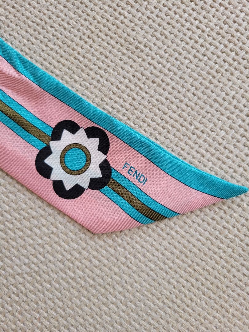 FENDI フェンディ 花柄 ラッピー シルクスカーフ　タイ リボンスカーフ