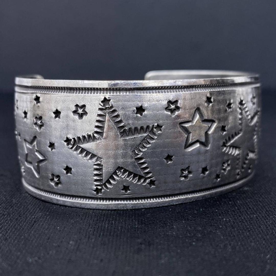 NAVAJO Derrick Cadman シルバースタースタンプワークバングル