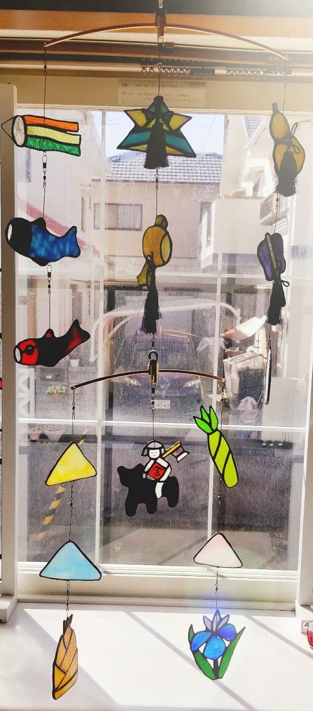 男の子のお誕生祝いに　ステンドグラス製　端午の節句のモビール　五月人形