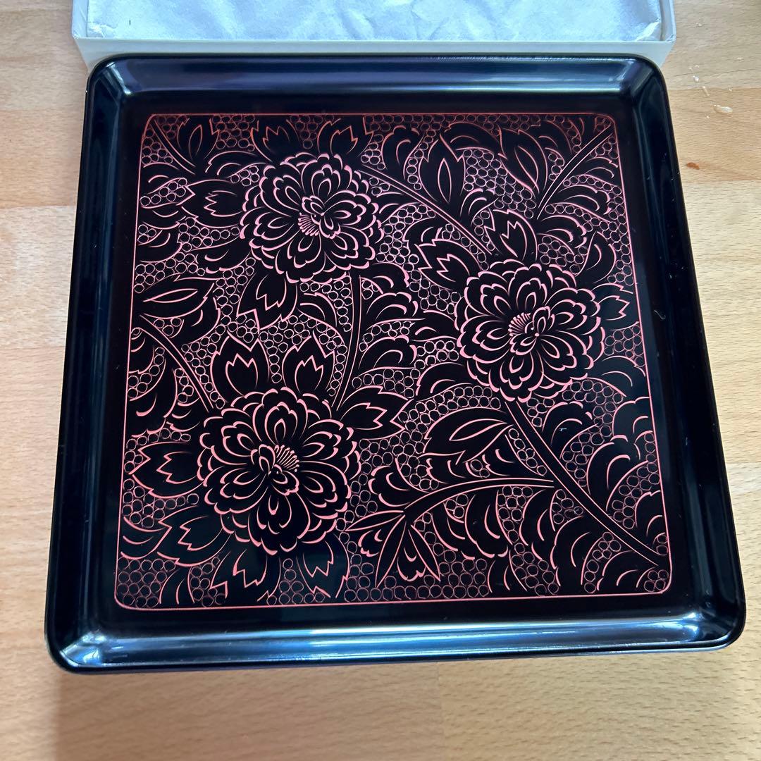 輪島塗の漆器。お菓子。お盆。