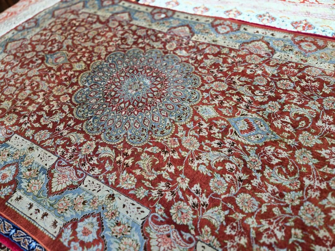 ペルシャ絨毯 クム産Ahmadi工房本物保証手織りシルク126cm×80cm