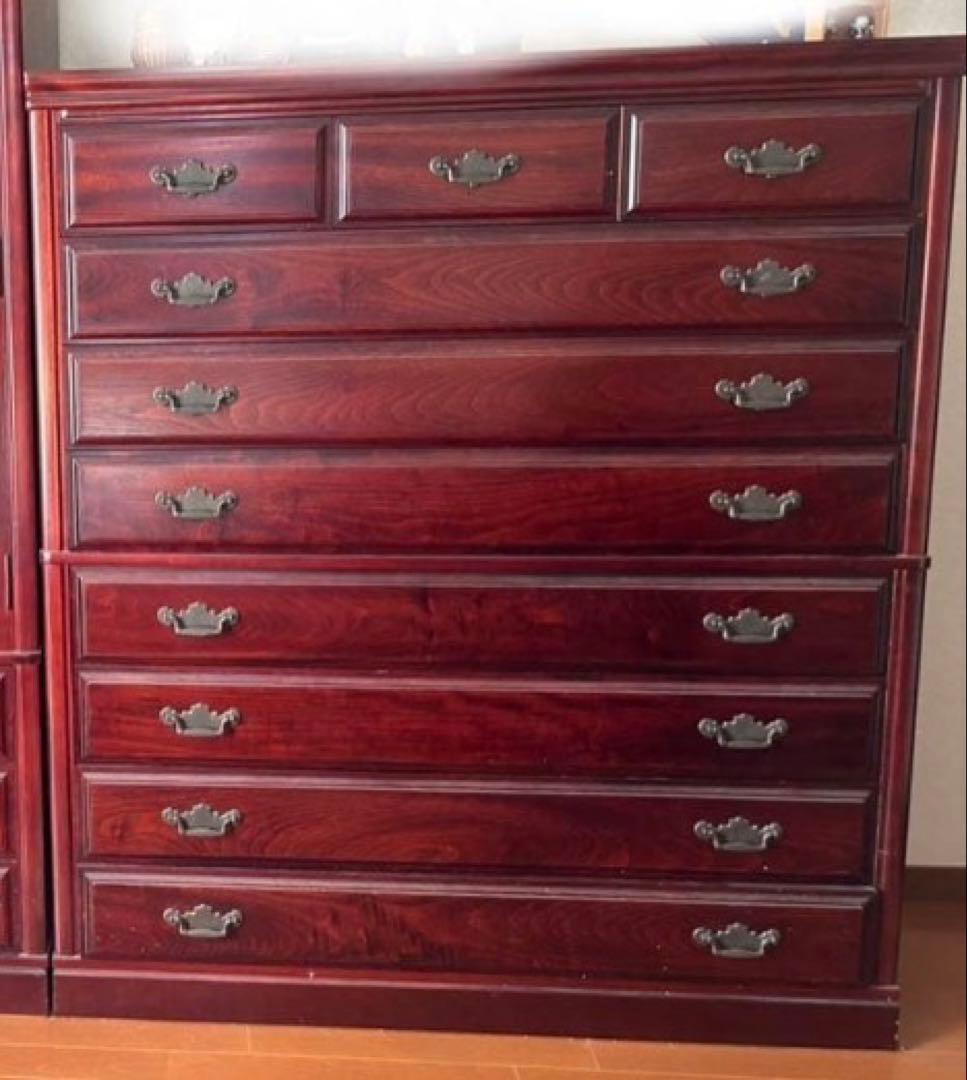 ②右側の家具。花梨　婚礼家具　ワイドチェスト