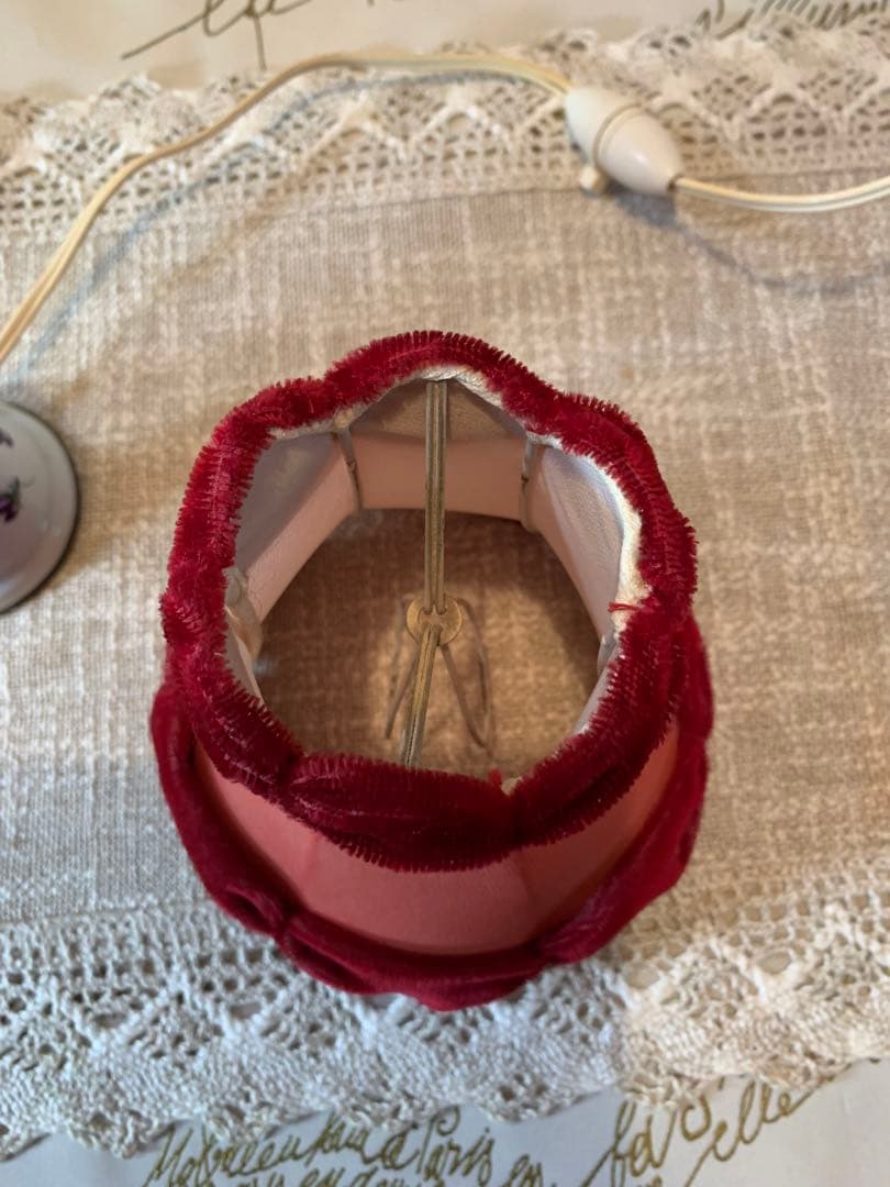 フランス製　アンティーク　スミレ柄の赤いシェードがプードルみたいな可愛いランプ！