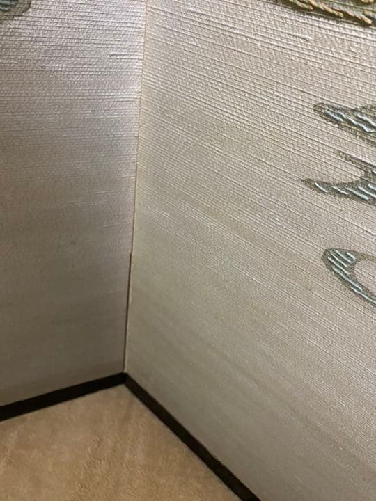 ふすまのような建具に刺繍が施しています。