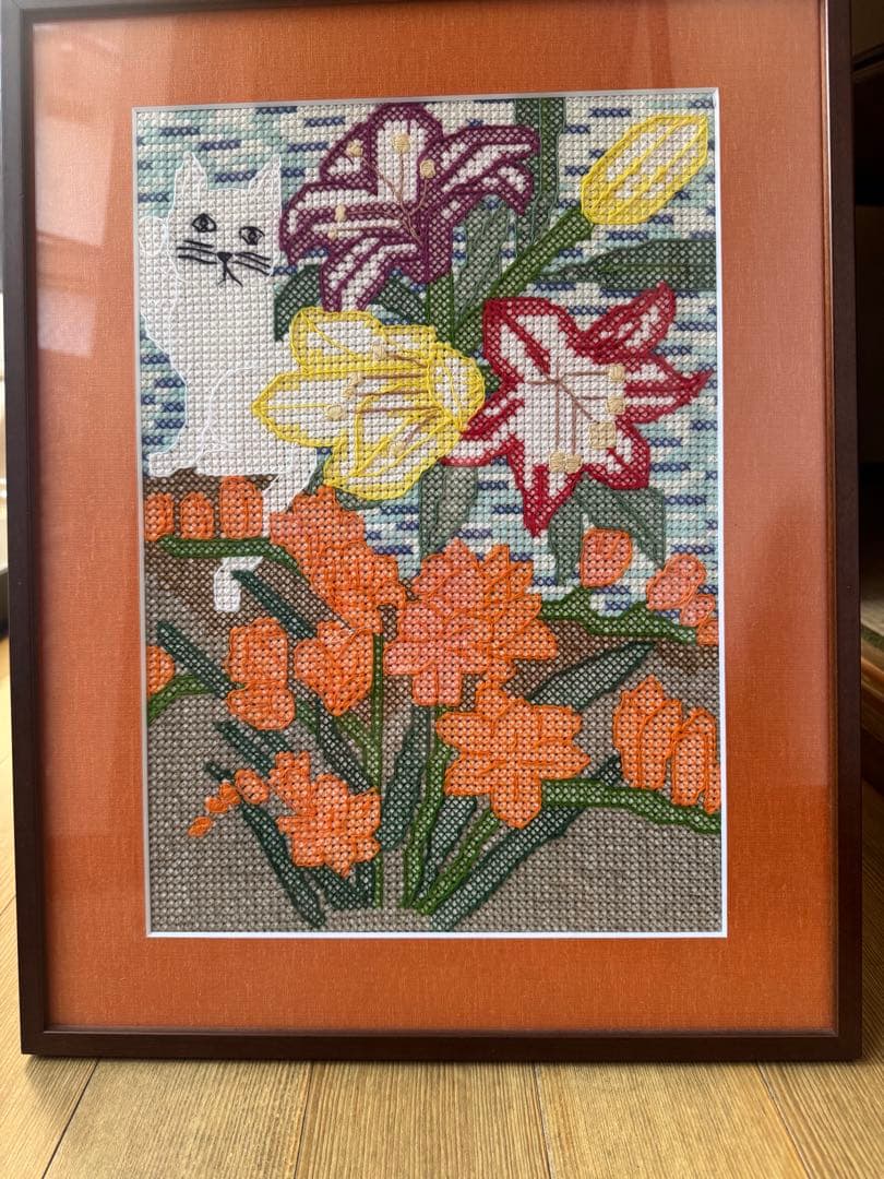花と猫の刺繍アート 手刺繍 額縁入り 癒し系インテリア 一点もの★