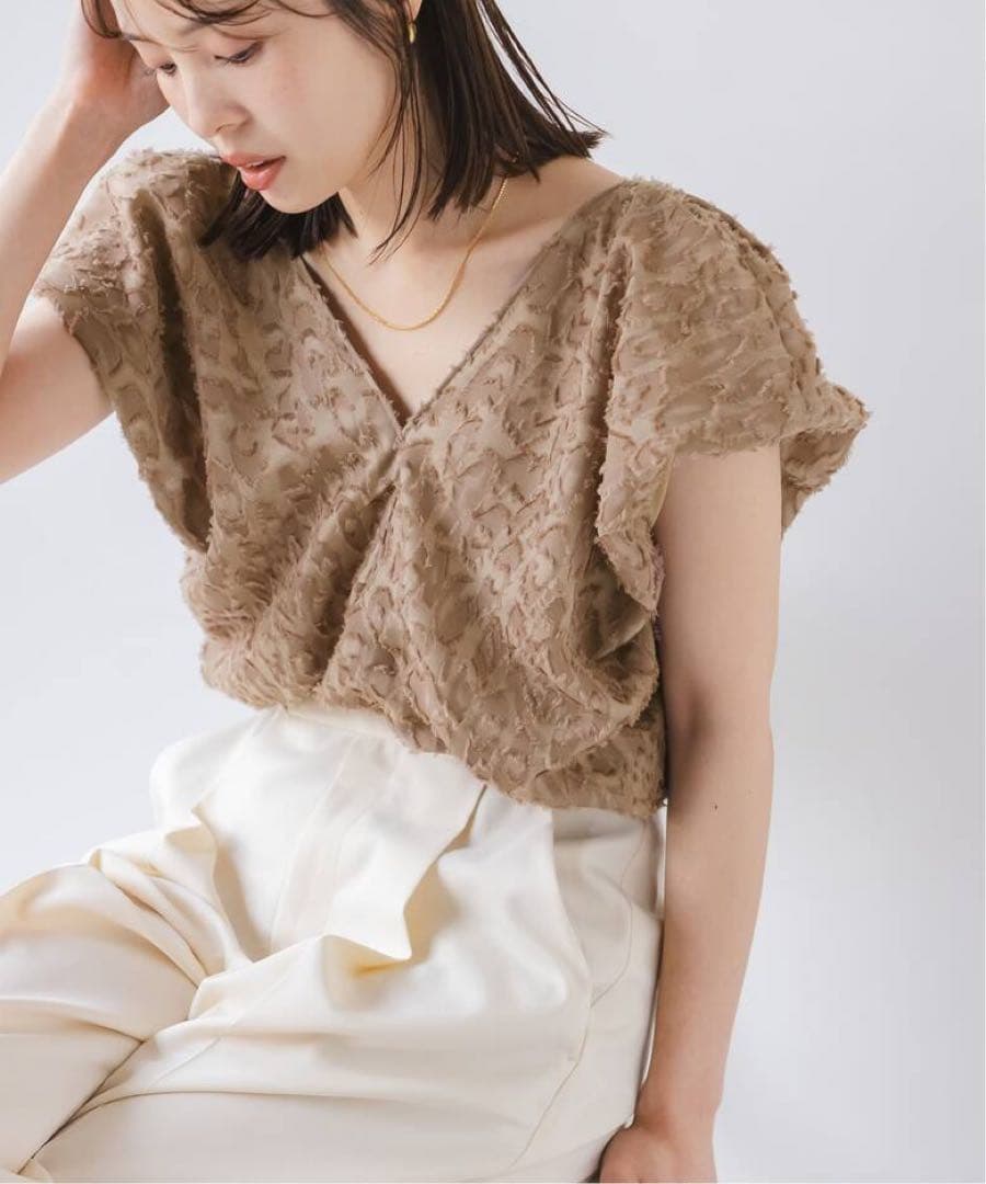 NOBLE 【洗える】レオパードジャガードデコルテVブラウス