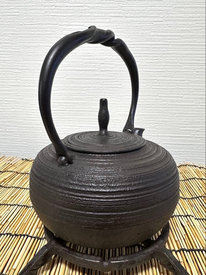 未使用品、供箱等付属品付　岩手県奥州 佐秋鋳造所 佐藤守巨造 真作保証　南部鉄瓶