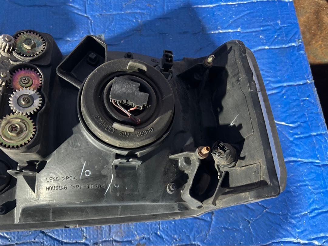 三菱　ミニキャブ　U62T ヘッドライト左右セット