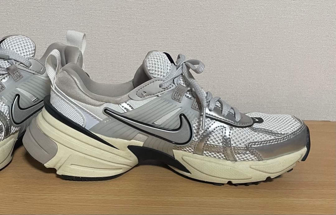 NIKE ウィメンズ V2Kラン 24.5 FD0736-100