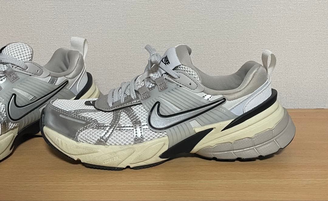 NIKE ウィメンズ V2Kラン 24.5 FD0736-100