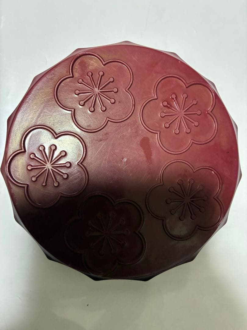 昭和　大きなレトロガラス瓶 赤い蓋付き　梅の花と、富士山が描かれた瓶