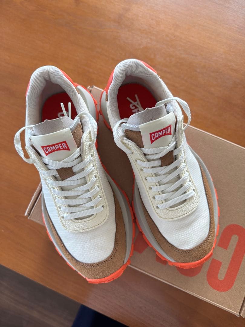 Camper スニーカー ホワイト/ベージュ/オレンジ