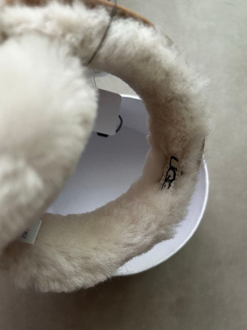 正規品　UGG シープスキンエンブロイダリーイヤ ーマフ