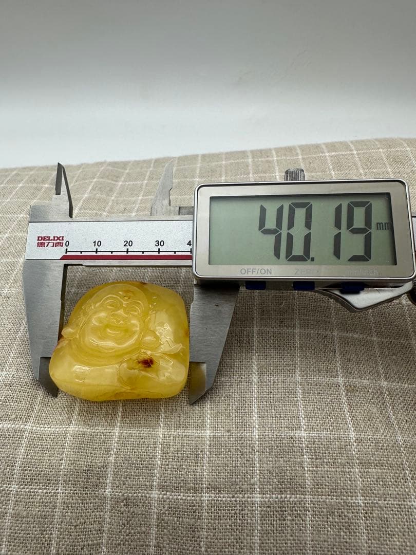 ☆天然☆ ロシア産 天然アンバー 琥珀 蜜蝋 精巧な彫刻（弥勒仏）極美品 13g