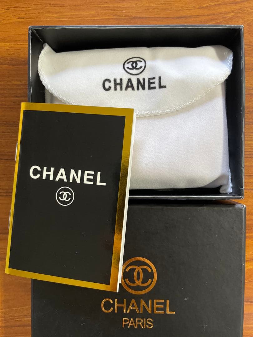 り*く様 CHANEL 赤 レザー 二つ折り財布