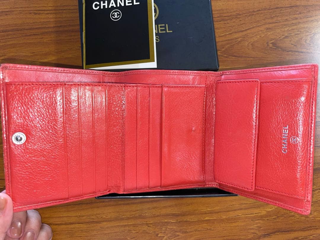り*く様 CHANEL 赤 レザー 二つ折り財布