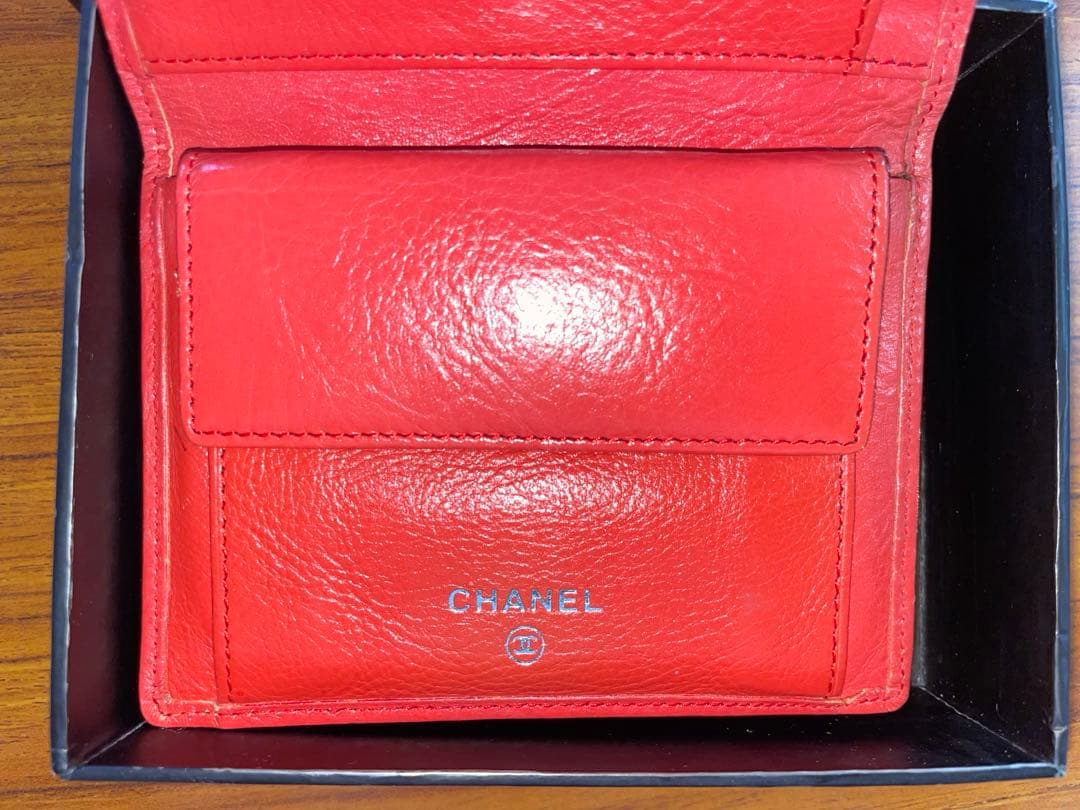 り*く様 CHANEL 赤 レザー 二つ折り財布