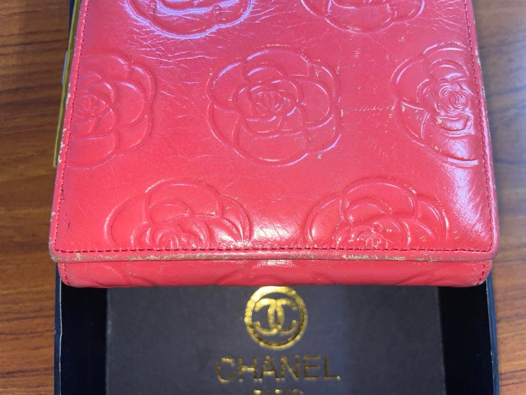 り*く様 CHANEL 赤 レザー 二つ折り財布