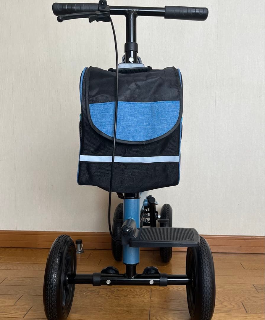 歩行補助器具　足置き付き バッグ付き