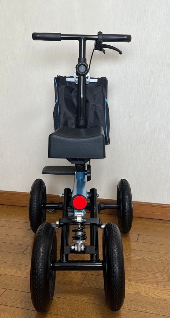 歩行補助器具　足置き付き バッグ付き