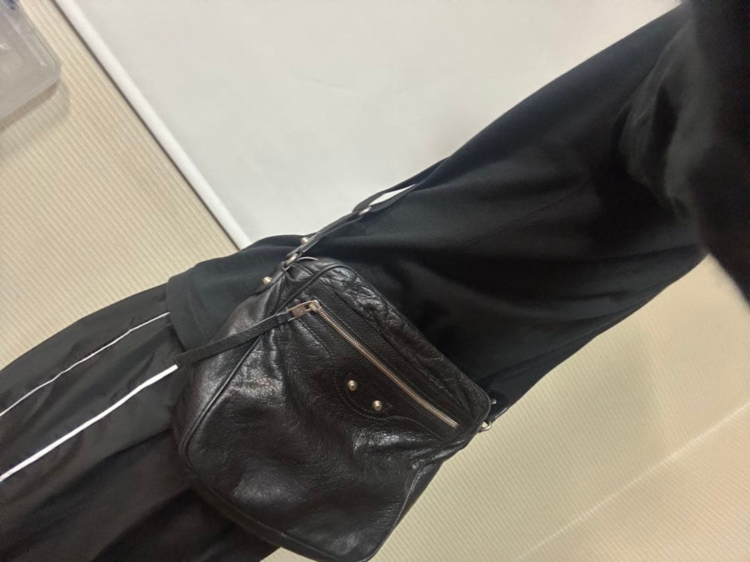BALENCIAGA ブラックレザー メッセンジャーバッグ