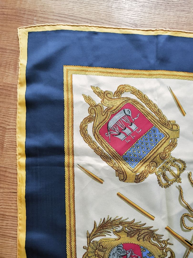 HERMES シルクスカーフ 紋章デザイン