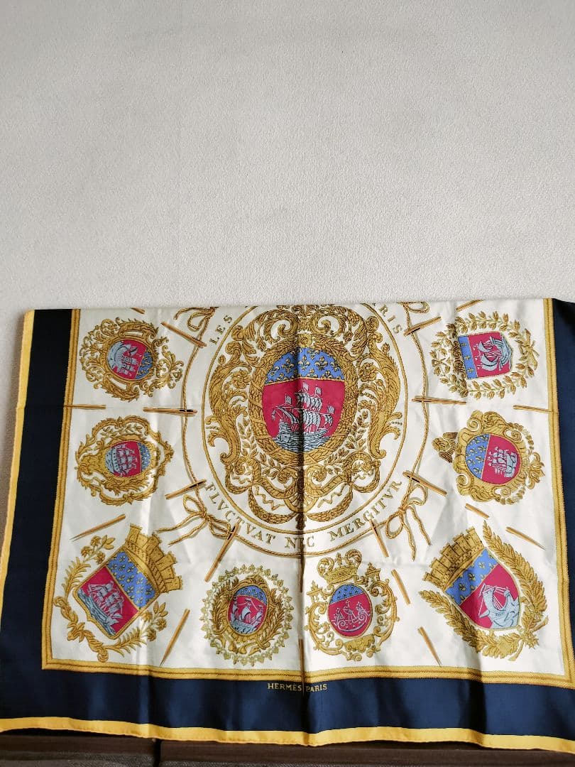 HERMES シルクスカーフ 紋章デザイン