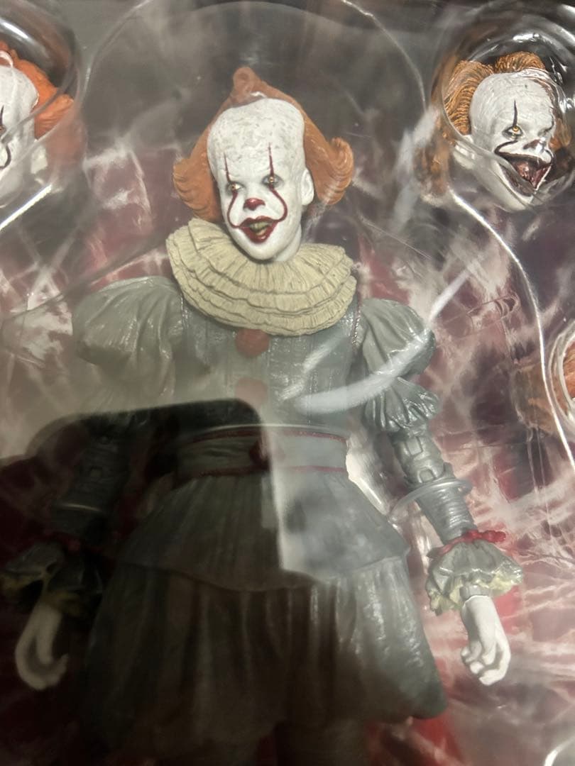 新品NECA ITペニーワイズ アクションフィギュア 18cm